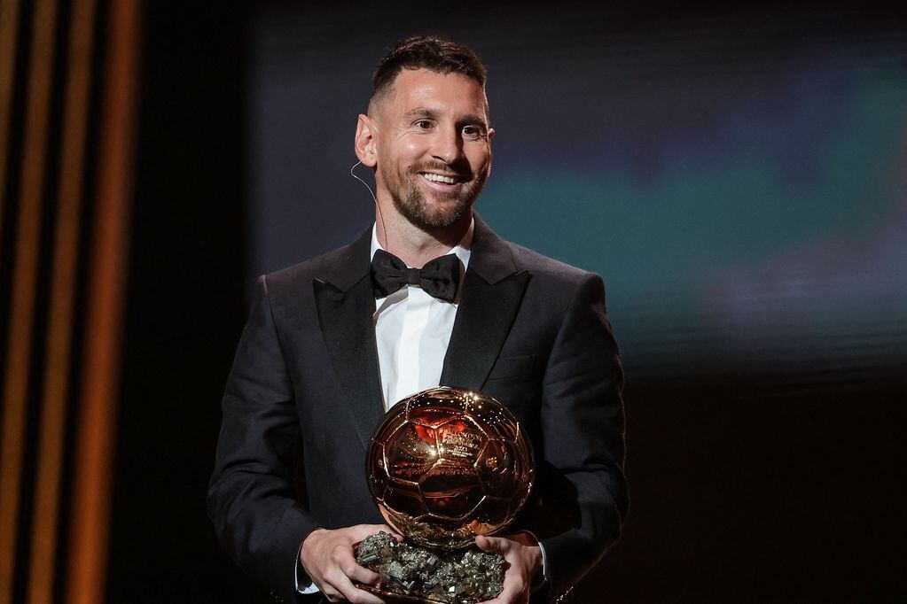 Lionel Messi con su 8° Balón de Oro, un récord espectacular. 