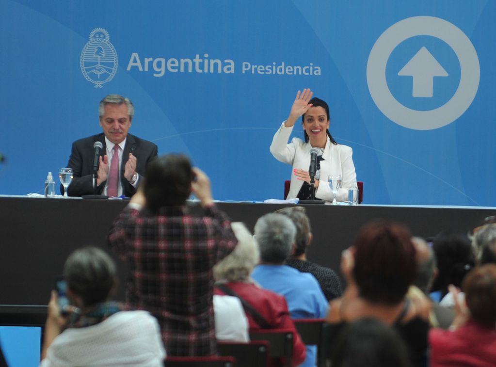 El expresidente Alberto Fernández y la extitular del PAMI, Luana Volnovich. FOTO CLARIN