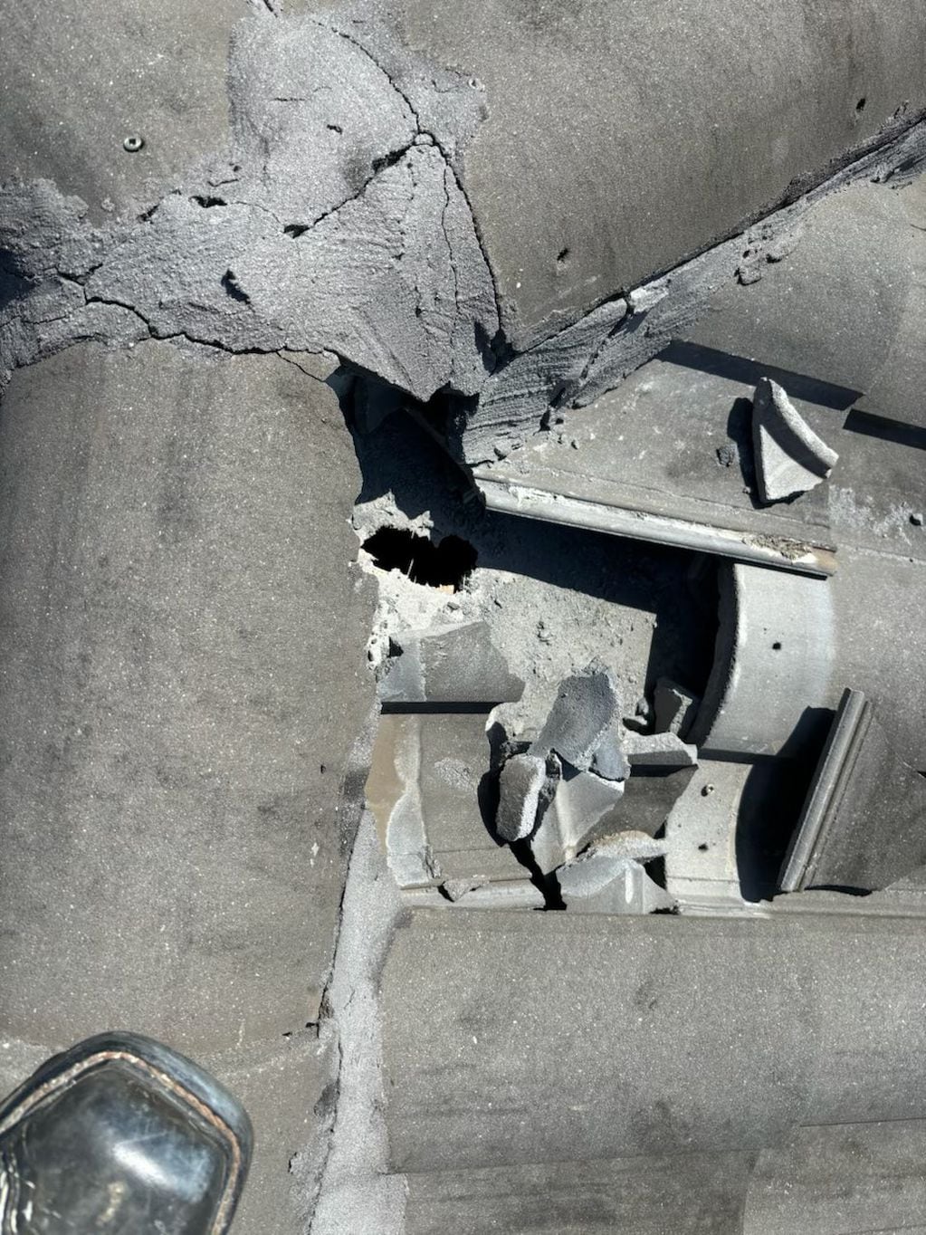 El hombre cree que el objeto que cayó sobre su casa de Naples, Florida, era un trozo de una plataforma de carga con baterías viejas que los equipos de la NASA en la Tierra liberaron desde la estación orbital en 2021.
Foto: @Alejandro0tero / X, antes Twitter.