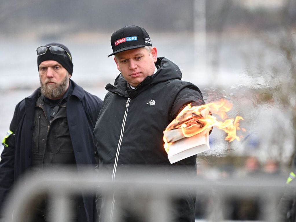 Un simpatizante del PKK quema el Sagrado Corán frente a la embajada de Turquía en Estocolmo, Suecia, en enero de 2023.