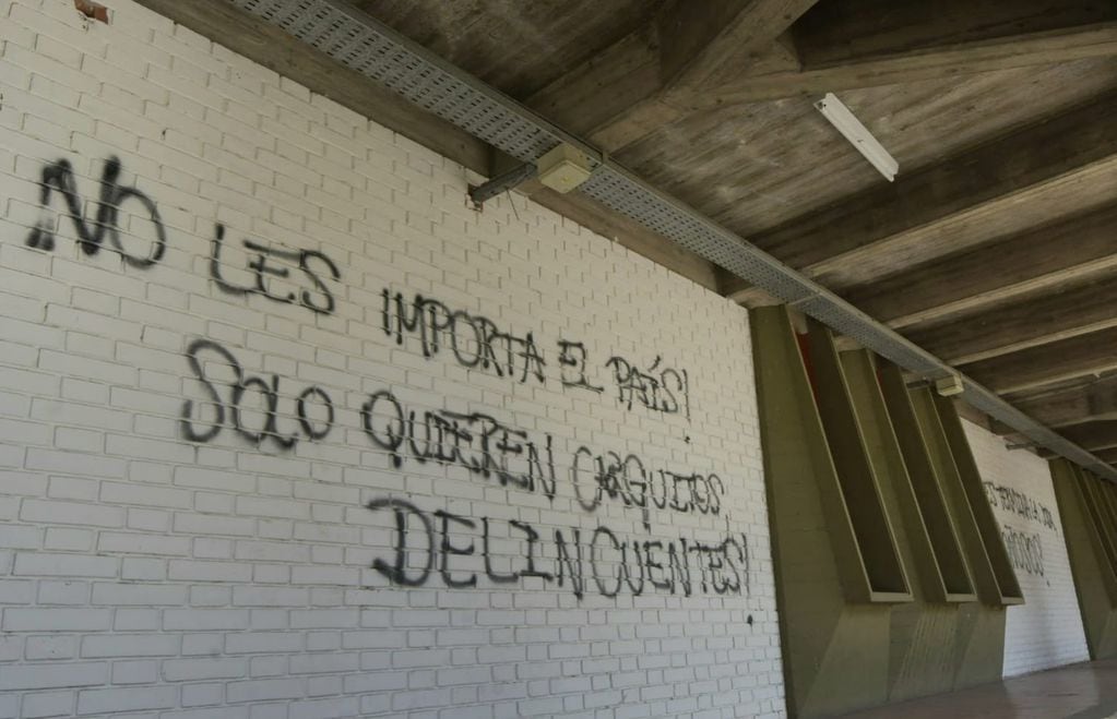 Vandalizaron la Facultad de Ciencias Políticas con agresivas pintadas - Orlando Pelichotti / Los Andes