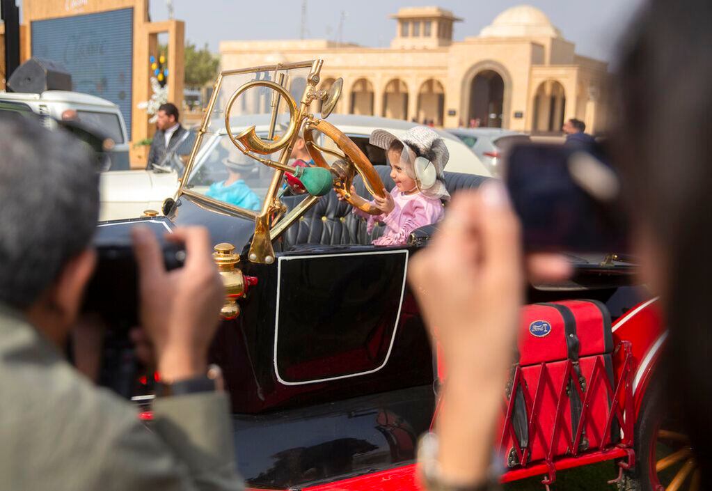 Samar, de 5 años, posa para una foto sentado en un Ford T de 1924, propiedad del coleccionista egipcio Mohamed Wahdan durante una muestra de automóviles clásicos el sábado 19 de marzo de 2022, en El Cairo, Egipto. El vehículo perteneció alguna vez al rey Farouk de Egipto y forma parte de más de 250 coches vintage, antiguos y clásicos que Wahdan ha coleccionado durante los últimos 20 años. (AP Foto/Amr Nabil)