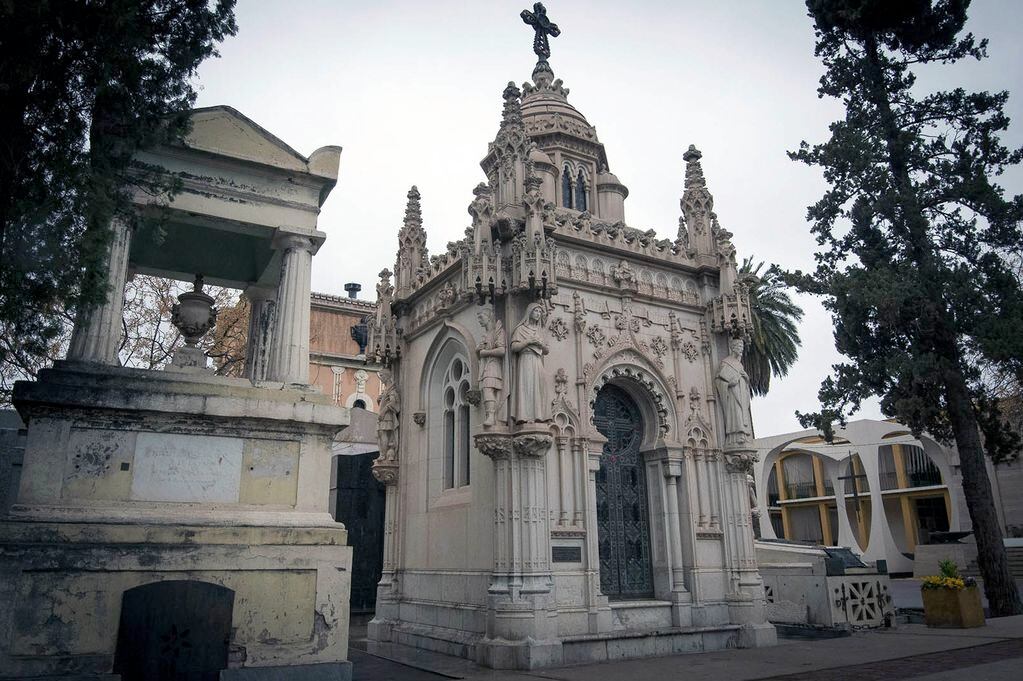 Día de los Muertos: visitas récord en cementerios, fotos post mortem y una tradición que sobrevive. Foto: Orlando Pelichotti / Los Andes.