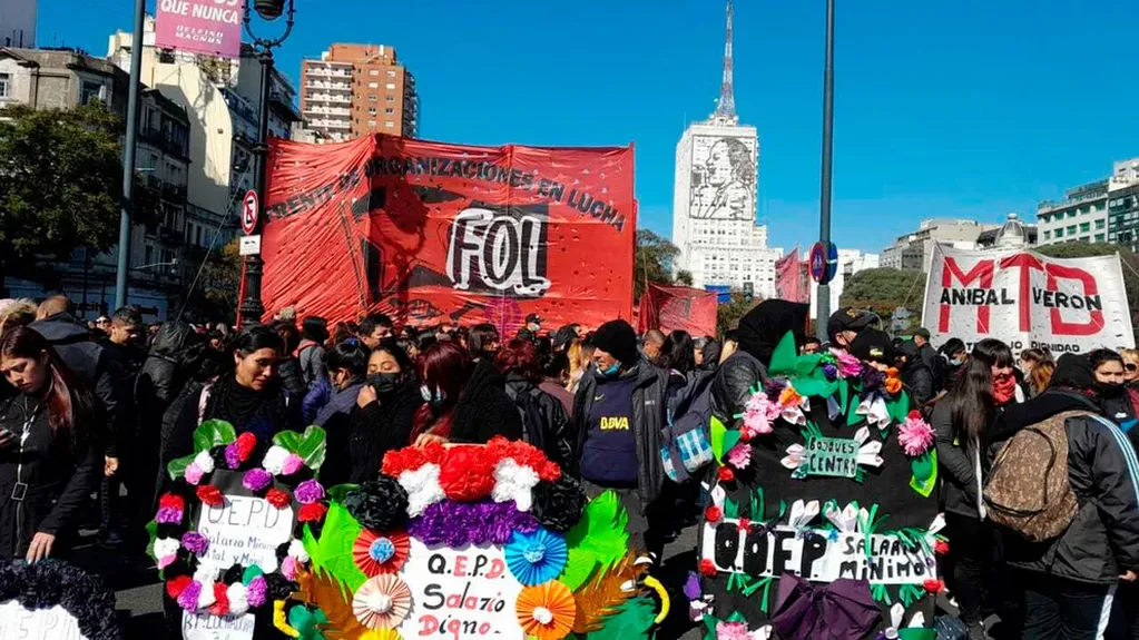 Insólito aviso fúnebre: organizaciones sociales "velaron" al Salario Mínimo en Plaza de Mayo. Foto: Archivo / Los Andes