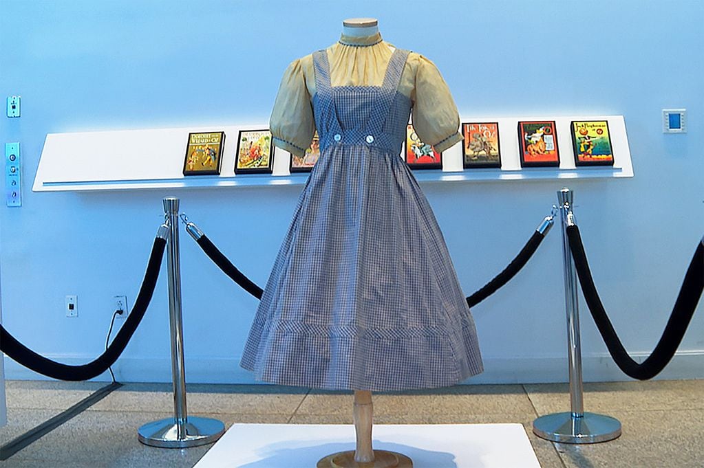 El vestido de Judy Garland se exhibe en un museo de Nueva York hasta la fecha de la subasta