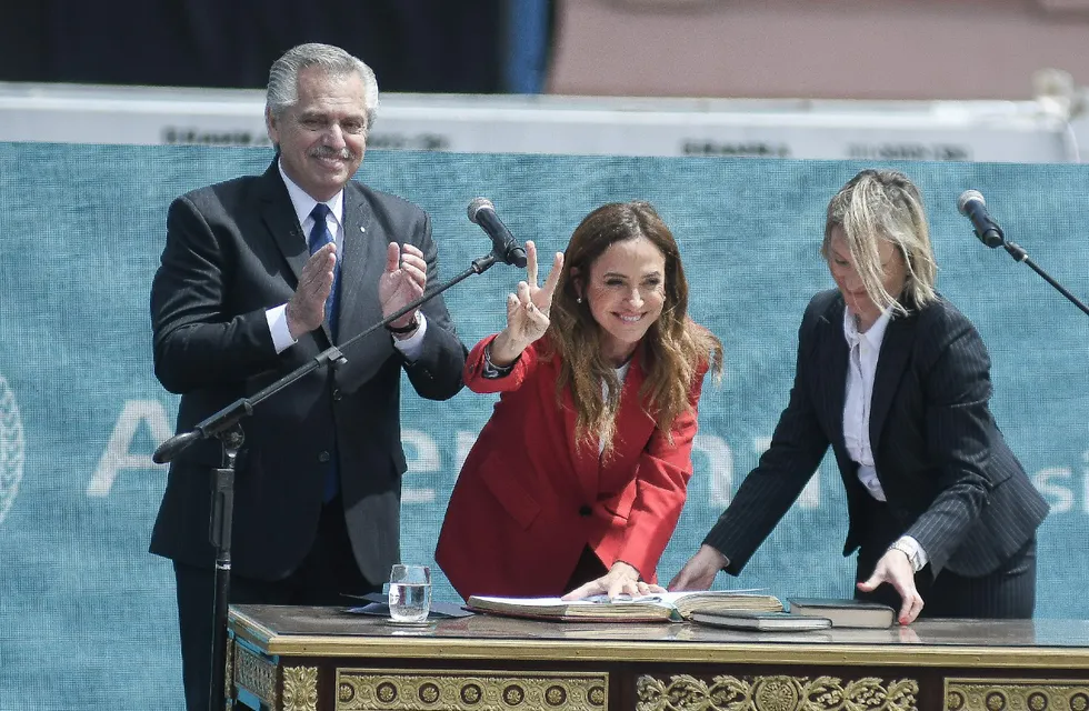El Presidente le tomó juramento a sus nuevas ministras. Federico López Claro / Clarín