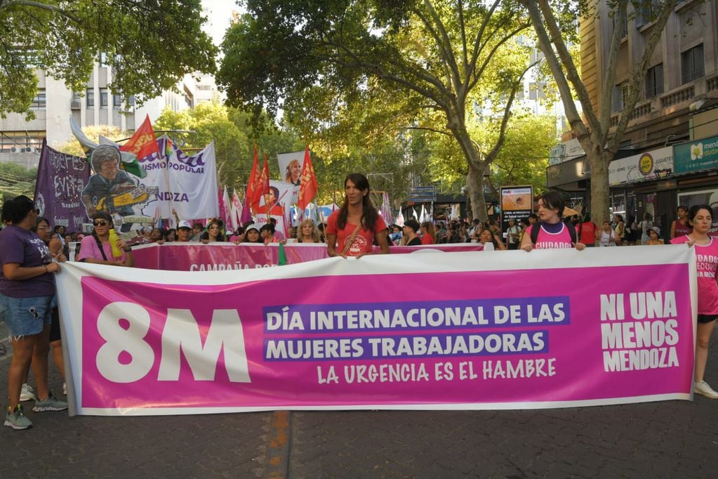 Mujeres marcharon por las calles del Centro para conmemorar el Día Internacional de la Mujer. - Marcelo Rolland / Los Andes