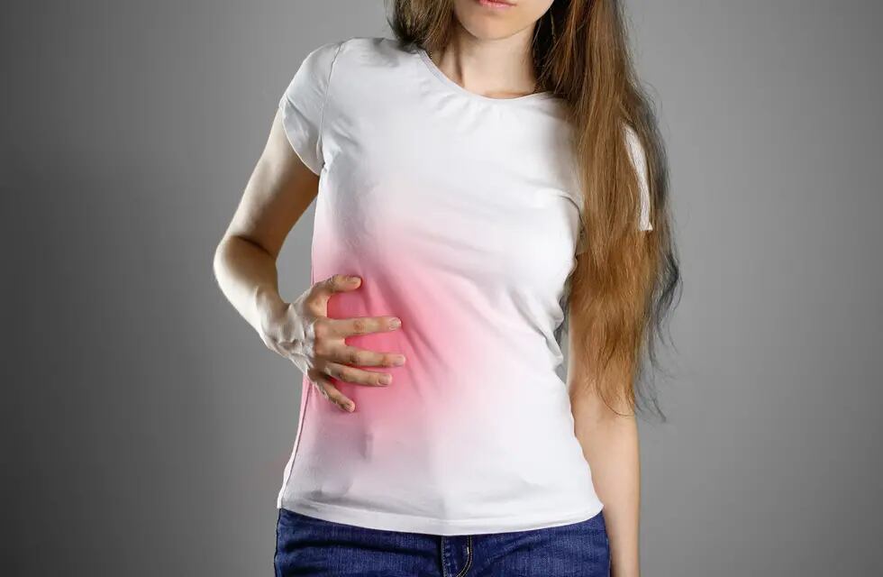 Otra manifestación es un dolor o molestia del lado derecho del abdomen superior, el cual puede irradiarse hacia la espalda. Foto: Depositphotos.