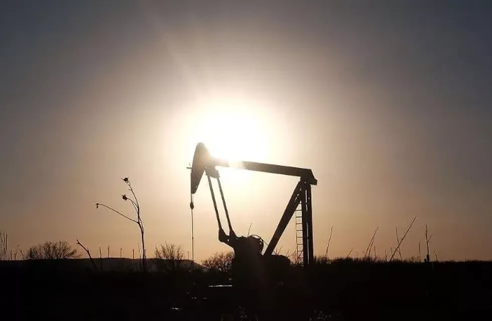 El petróleo toca máximo en dos meses: menor producción y más actividad