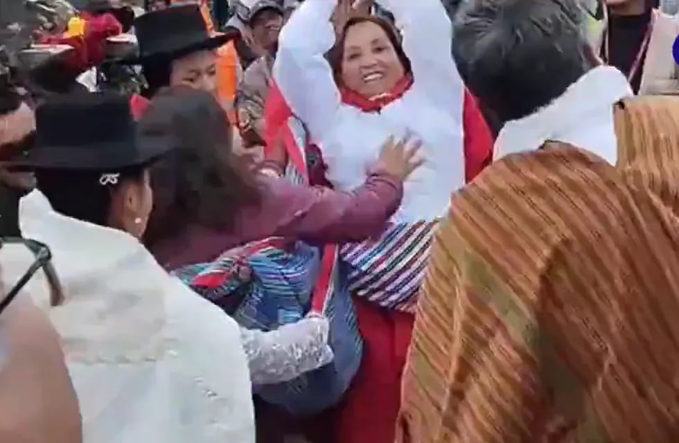 Una mujer agredió a la presidente de Perú en un acto público  - Captura de video