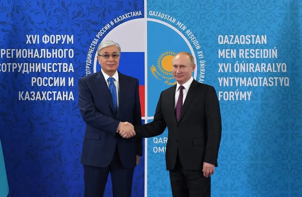 Kassym-Jomart Tokayev y Vladimir Putin, presidentes de Kazajistán y Rusia respectivamente, durante su encuentro en Moscú.
