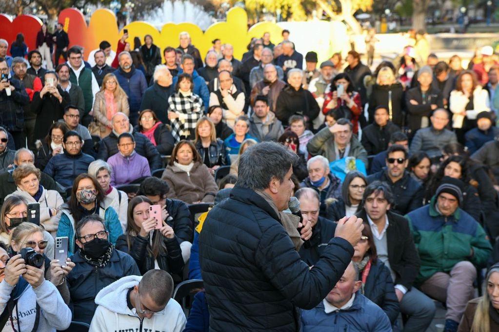El diputado nacional convocó a mendocinos y mendocinas en la plaza Independencia.