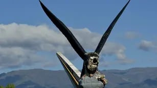 Así quedó el monumento del cóndor decapitado. Un tuitero publicó una foto de la cabeza del monumento del cóndor y dijo que la tiene consigo. Foto: Orlando Pelichotti / Los Andes.