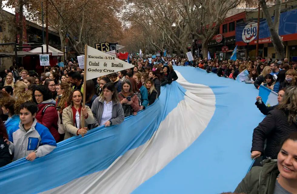 La protesta convocó a trabajadores de la salud y de la educación que reclaman mejoras salariales.
Foto: Orlando Pelichotti / Los Andes