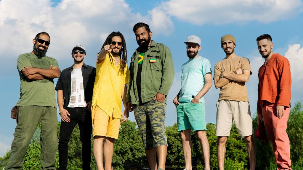 La banda de reggae, Surco Pando, será la encargada de arrancar con el show de esta noche.
