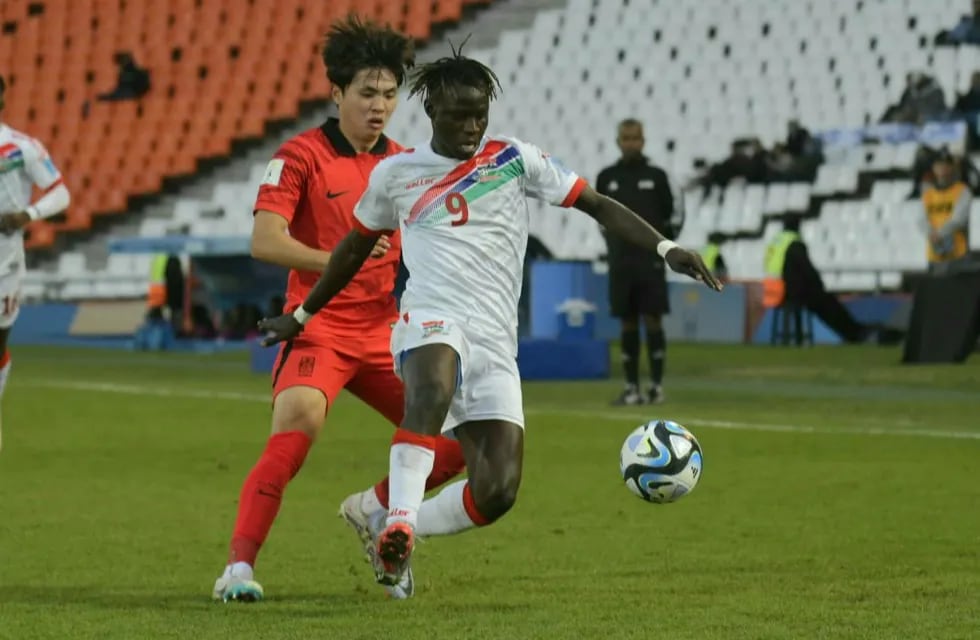 Los dos a octavos de final: Gambia y Corea empataron sin goles y enfrentarán a Uruguay y Ecuador, respectivamente. / Orlando Pelichotti (Los Andes).