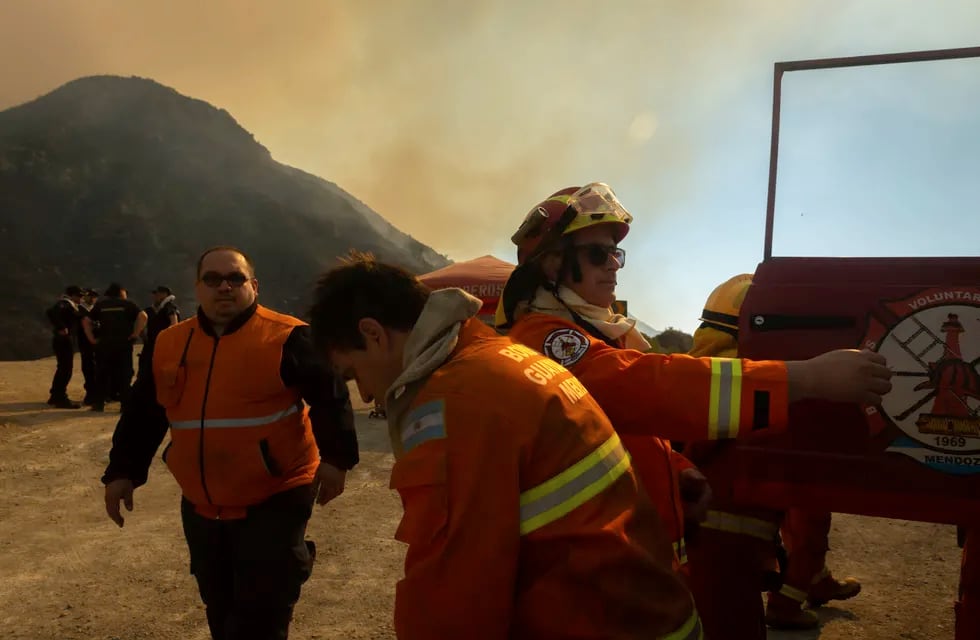 ¿Faltó asistencia para bomberos en el Cerro Arco?, la verdad detrás de las cadenas virales