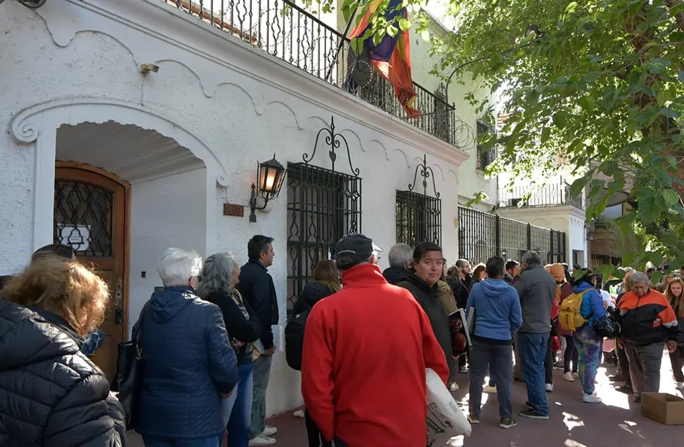 Filas para tramitar la ciudadanía en el consulado de España en Mendoza (Orlando Pelichotti / Los Andes)