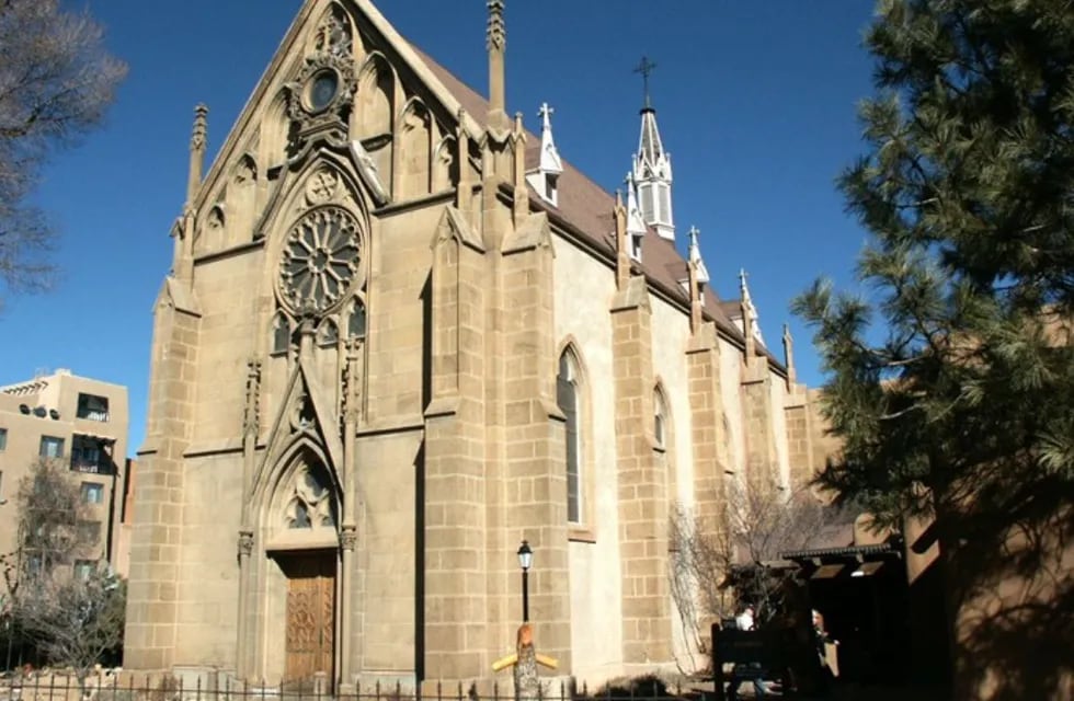 La Capilla de Loreto es una capilla en Santa Fe, Nuevo México, EE. UU, conocida por su escalera caracol, una excepcional obra de carpintería.