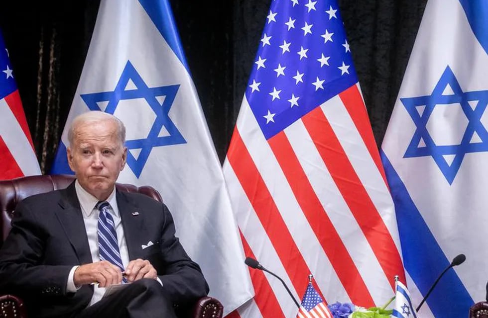 El presidente estadounidense Joe Biden con las banderas de su país y de Israel de fondo, en una imagen de archivo.