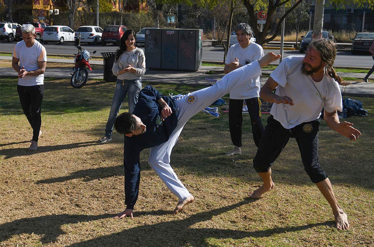 13 de agosto de 2022 Mendoza Capoeira Arte y lucha afro-brasilera. Kevin Lemos de la academia Capoeira de Valor, practica capoeira en el Parque Central junto a sus alumnos  Foto: Marcelo Rolland / Los Andes