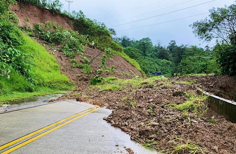 El derrumbe de una vía deja al menos 18 muertos y decenas de heridos en Colombia