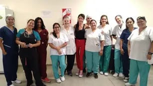 Giuliana Lucoski visitó a los trabajadores del Hospital Central que la cuidaron durante casi 2 meses. Foto: Facebook Hospital Central.