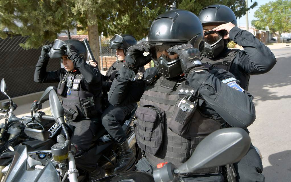 Los policías motorizados se preparan para el patrullaje. Foto: Orlando Pelichotti / Los Andes