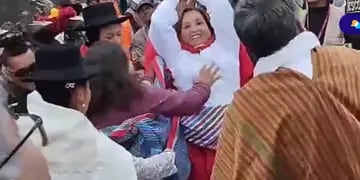 Una mujer agredió a la presidente de Perú en un acto público