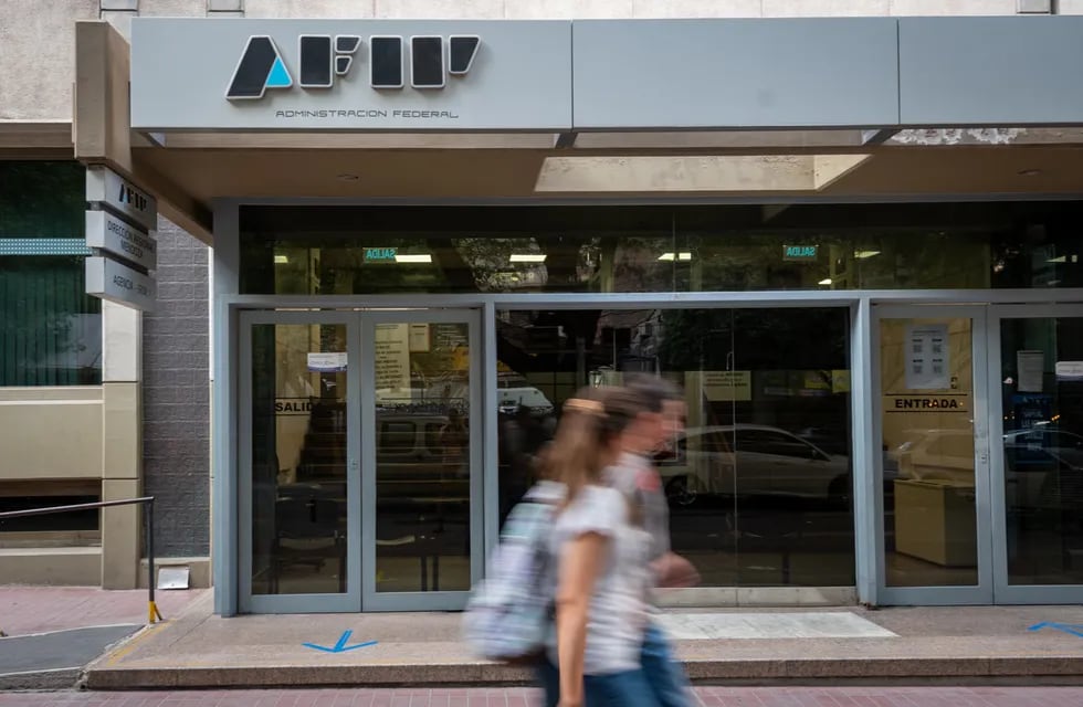 La AFIP intimó a contribuyentes que compraron dólar MEP. Foto: Ignacio Blanco / Los Andes
