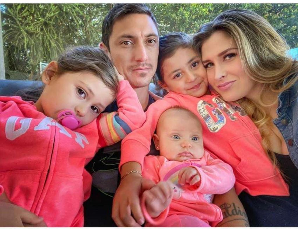 
    En familia. Con su mujer mexicana, Mariana González, y tres de sus hijas: Isabella, Camila y la pequeña Luciana. Geraldine, de su primera pareja, vive en Mendoza.
   