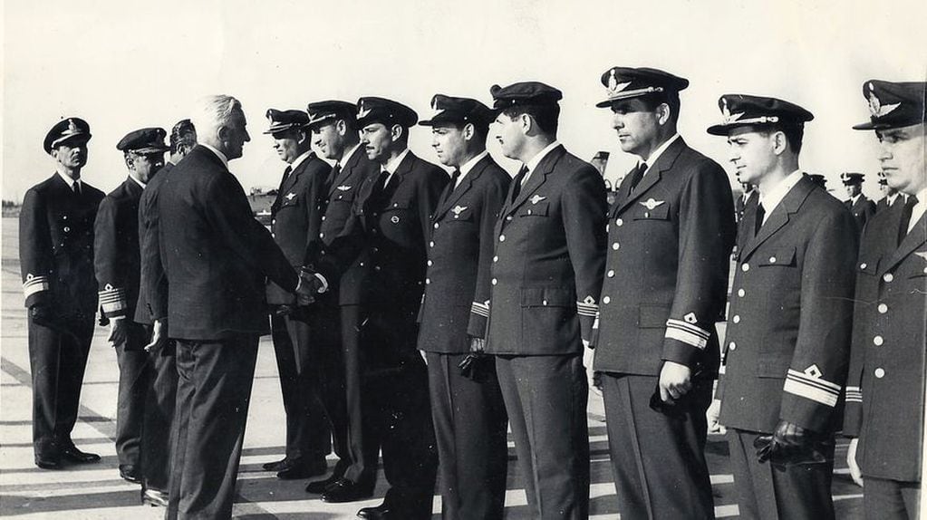 En entonces presidente Arturo Umberto Illia despidiendo en Mendoza a los 68 miembros de la Fuerza Aérea Argentina que partieron a Costa Rica, pero nunca llegaron. Foto: Archivo. 