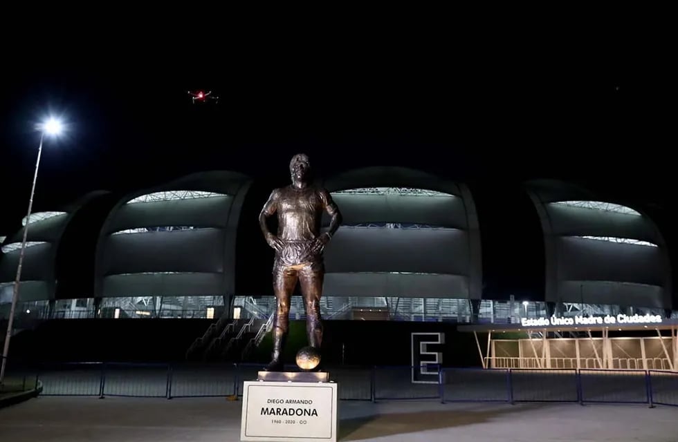La última estatua homenaje a Maradona fue en Santiago del Estero. Ahora, se descubrirá una en Río.