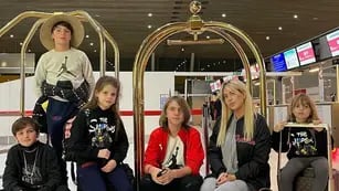 Wanda Nara aprovechó el aeropuerto de París para posar junto a sus hijos