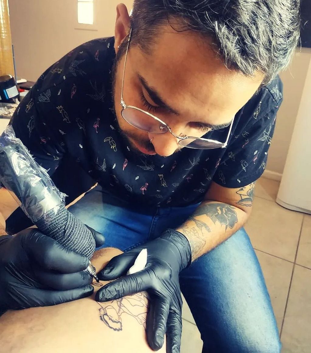 Tatuador itinerante. Walter junto a su pareja Mecha recorren el país haciendo tatuajes de Maradona. Foto: Gentileza  @vqptatoo