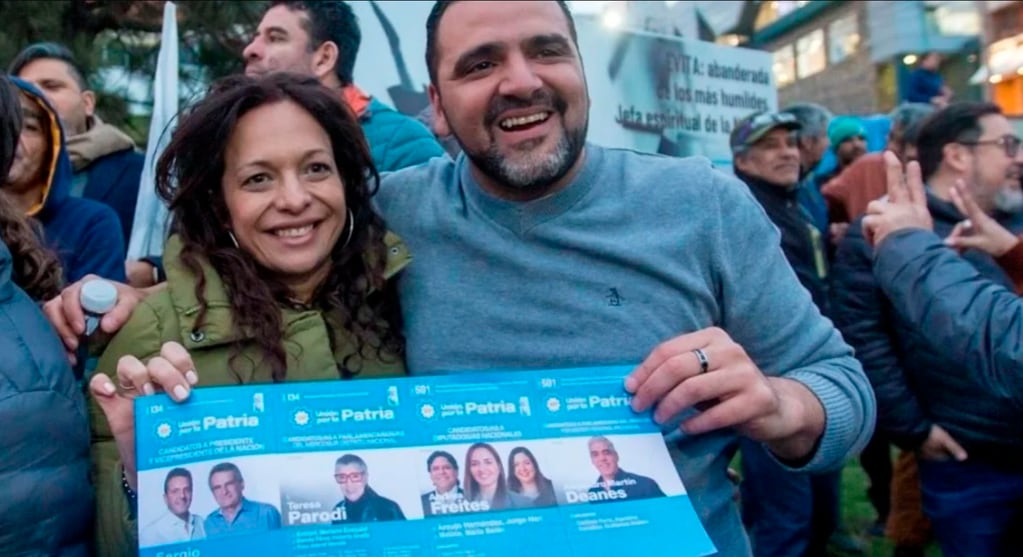 La foto que publicó el 17 de octubre el intendente de Ushuaia, Walter Vuoto, con la concejal Laura Ávila, pareja del senador Matías Rodríguez. Foto: Clarín