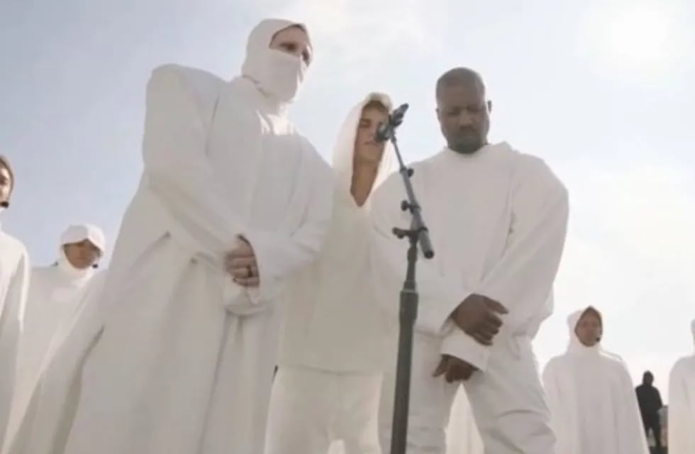 Los fanáticos de Kanye Wets están furiosos por incluir a Marilyn Manson en su secta religiosa.