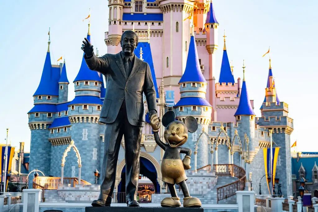 Uno de los espacios favoritos para fotografiar. La estatua de bronce de Walt Disney y Mickey ubicada frente al Castillo de Cenicienta en Magic Kingdom. (Gentileza: Walt Disney World)