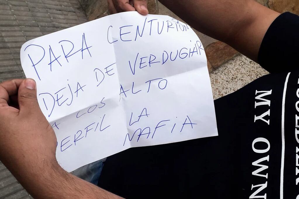 Tras la balacera dejaron un mensaje escrito a mano en una cartulina con fibrón azul firmado por "la mafia".
