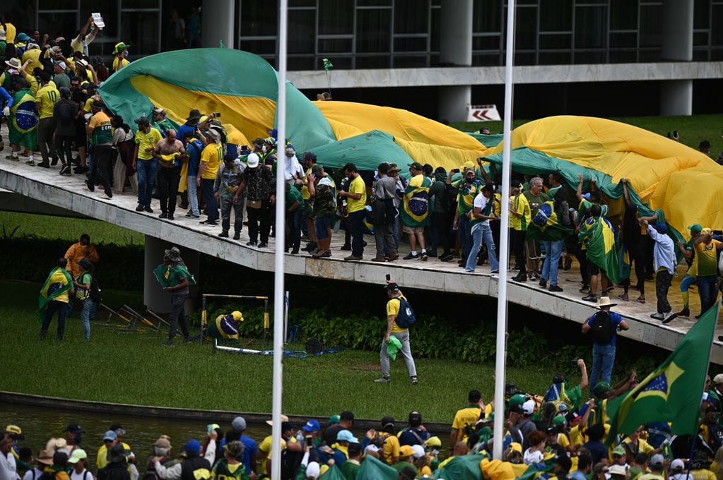 Seguidores del expresidente brasileño Jair Bolsonaro invadieron este domingo el Palacio de Planalto, sede del Ejecutivo, y la Corte Suprema. EFE