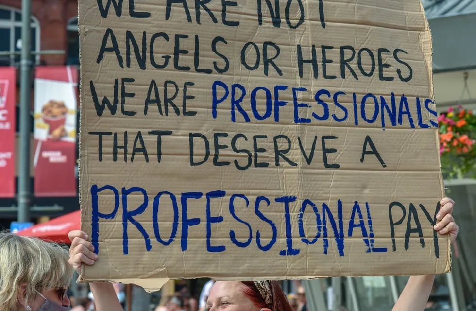 Protesta histórica del sindicato de enfermeros de Reino Unido.

"Nosotros no somos ángeles o héroes, somos profesionales que merecen una paga profesional" reza el cartel que lleva una mujer durante las protestas.
