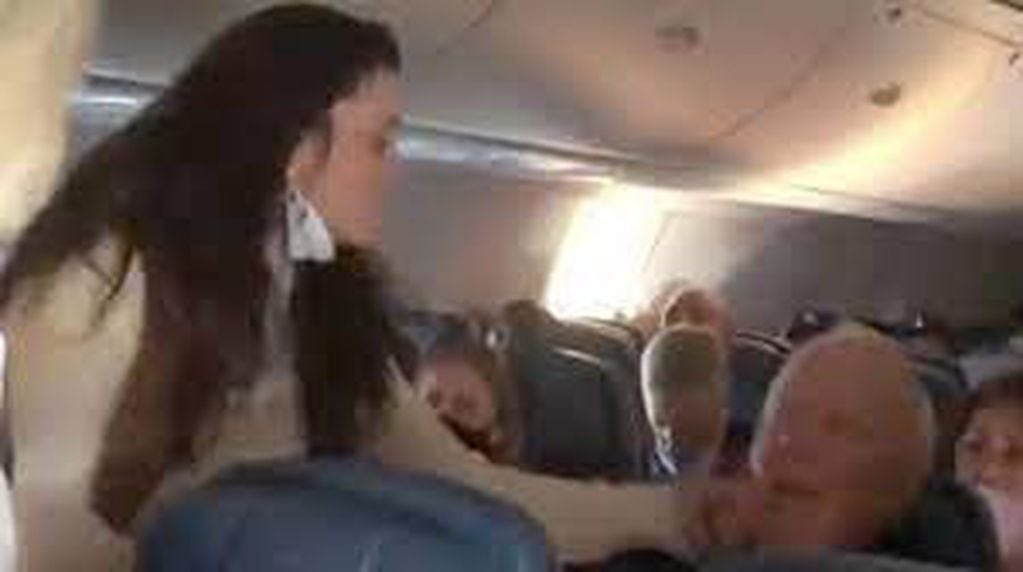 Una ex actriz de Baywatch fue arrestada tras golpear a un pasajero en un vuelo.
