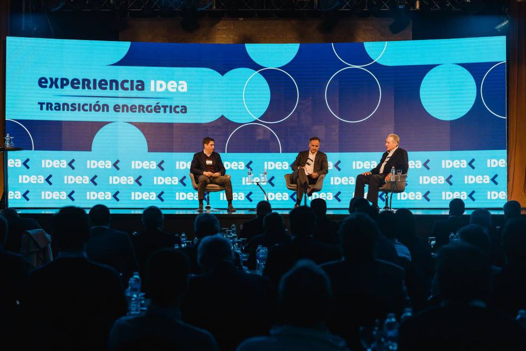 Sergio Affronti, CEO y miembro del Directorio de YPF SA, junto a Marcos Bulgheroni, CEO de Pan American Energy Group, y al moderador Ernesto López Anadón , Presidente del IAPG.