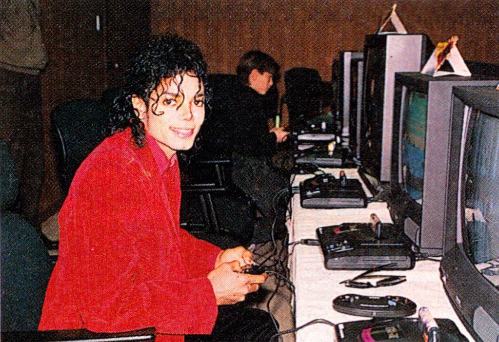 Michael Jackson, durante su recorrida por Sega en 1990 para terminar de dar forma al videojuego inspirado en su película, "Moonwalker".