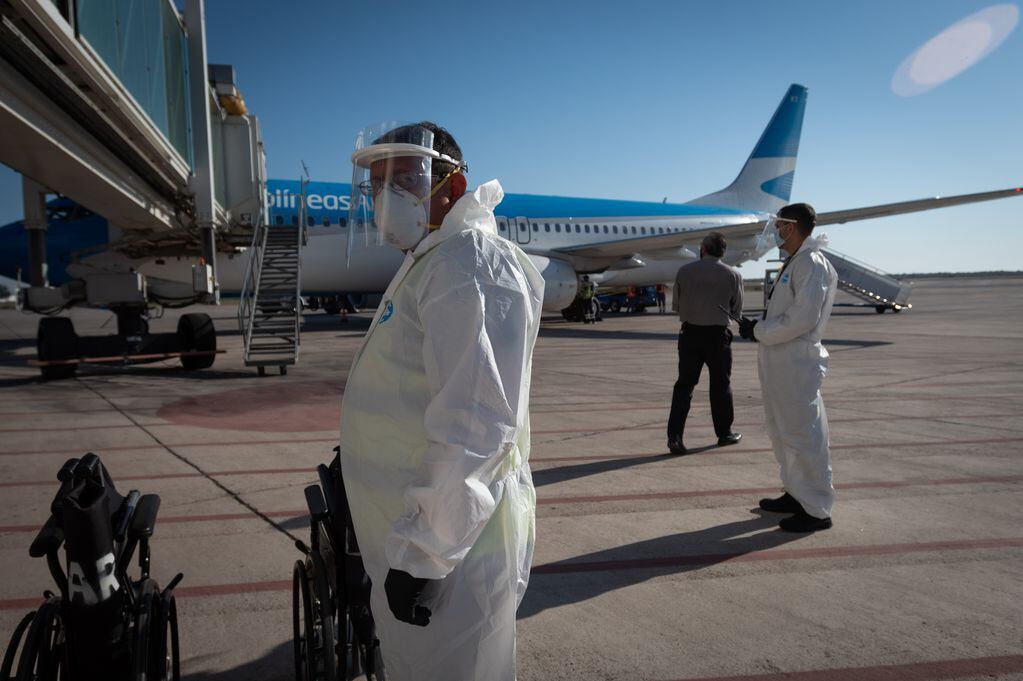 El personal asignado, provisto de PPE (Personal Protective Equipment), realiza el procedimiento de limpieza y desinfección antes y después de cada vuelo.