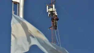 Trabajos de mantenimiento en una antena de Internet