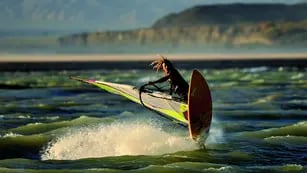 A pocos kilómetros de la ciudad de San Juan, el dique de Ullum es escenario ideal para tomar clases o hacer windsurf y Kitesurf disfrutando de un en paisaje de gran belleza.