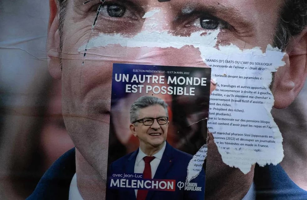 Un afiche de Emmanuel Macron intervenido con un afiche de Jean-Luc Mélenchon.