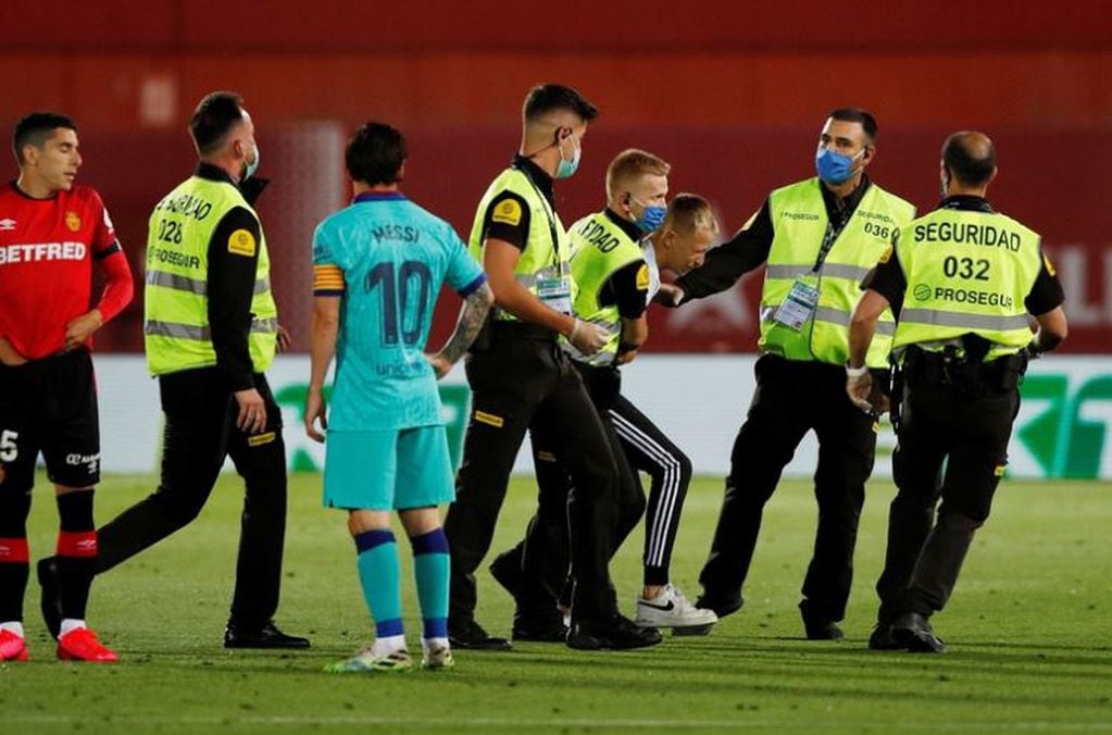 Fue detenido por la policía en su intento por sacarse una foto con Messi.