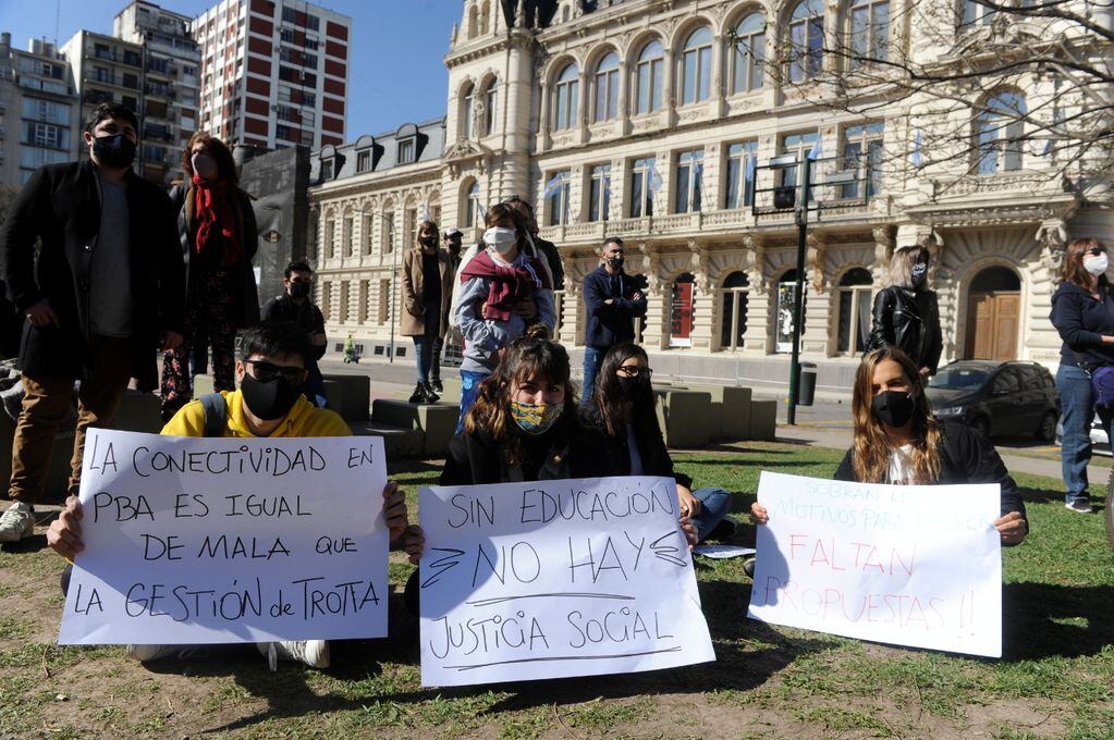 Un grupo de estudiantes reclamó por el regreso a clases en la Ciudad de Buenos Aires. 